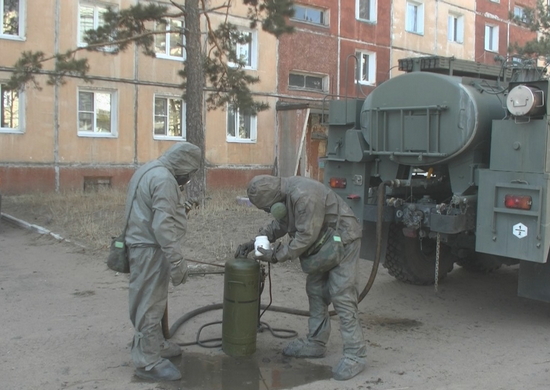 Дезинфекцию жилых домов в Улан-Удэ провели военнослужащие РХБ защиты ВВО - «Минобороны»