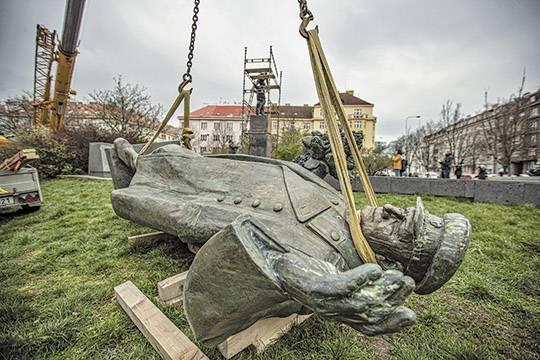 Маршала забрали в плен — Исторические мародёры снесли памятник Коневу в Праге. «Минкультуры»