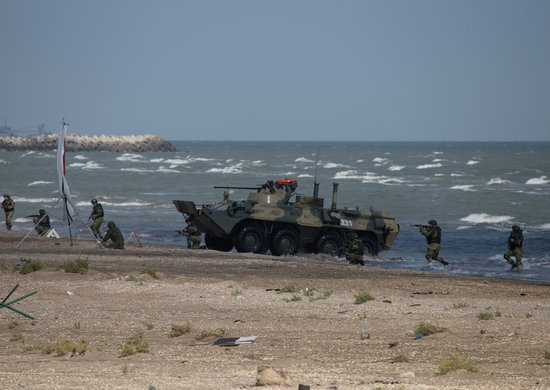 Разведывательно-десантные роты морской пехоты Каспийской флотилии прорвали оборону условного противника с моря - «Минобороны»