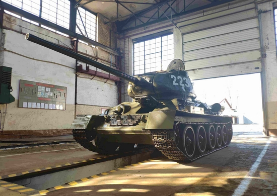 Российские военнослужащие в Приднестровье готовят танк Т-34 к участию в параде к 75-летию Победы в Тирасполе - «Минобороны»