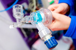 Уральский завод показал, как делают аппараты для дыхательной терапии. «Минздрав»