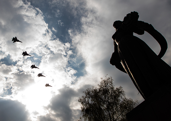 В Калининграде прошла очередная тренировка воздушного парада к 75-летию Победы в Великой Отечественной войне - «Минобороны»