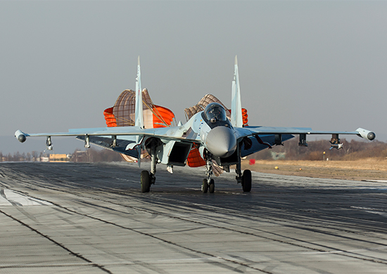 В Приморье экипажи истребителей Су-35С в ходе окружного этапа конкурса «Авиадартс» отработали нанесение ракетных и бомбовых ударов - «Минобороны»