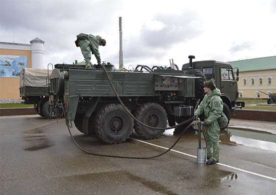 В Военной академии РХБЗ ежедневно проводятся тренировки расчетов авторазливочных станций АРС-14КМ - «Минобороны»