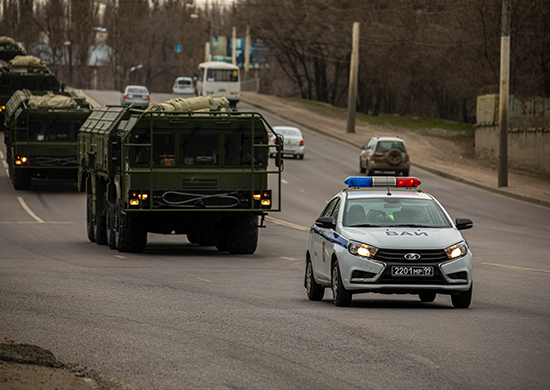 В Воронеже экипажи военной автомобильной инспекции ЗВО обеспечили перемещениетехники, которая будет задействована в военном параде 9 мая - «Минобороны»