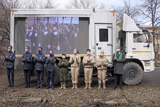 Военнослужащие ЦВО на Урале впервые провели онлайн мини-парад для ветерана Великой Отечественной войны - «Минобороны»