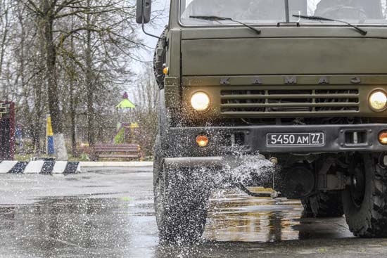 Военнослужащие танковой армии ЗВО совершили 100 километровый марш для проведения дезинфекции школы-интерната - «Минобороны»