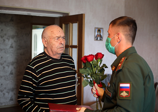 Военные Приморской общевойсковой армии ВВО оказывают адресную помощь ветеранам Великой Отечественной войны, находящимся на самоизоляции - «Минобороны»