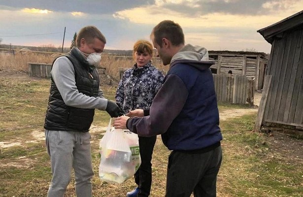 Волонтеры помогают пожилым людям и многодетным семьям в районах Саратовской области. «Госдума»