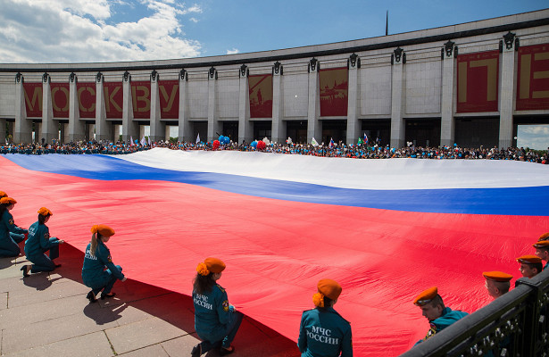 Акцию «Цвета Российского флага» в честь Дня России проведут онлайн. «Минкультуры»