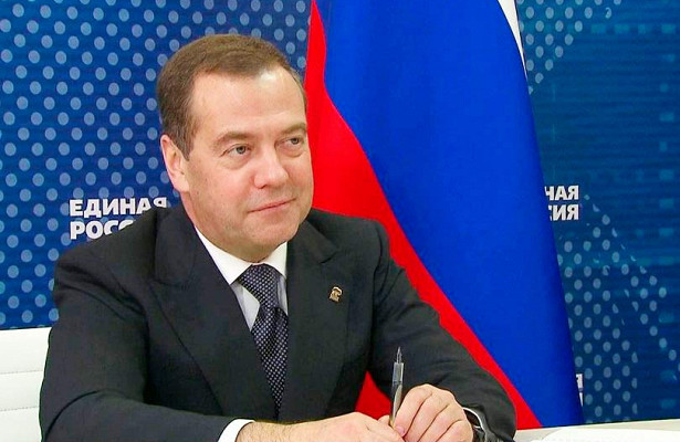 Медведев, который в бытность премьером призывал россиянам держаться, предложил единороссам отдать месячный заработок. «Госдума»