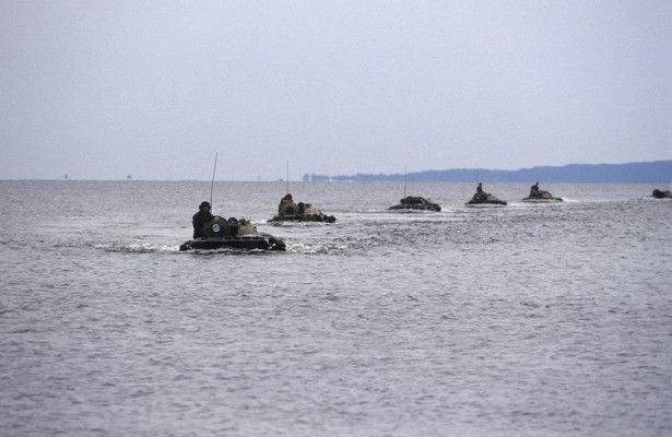 Морпехи Северного флота переплыли море на БТР. «Минобороны»