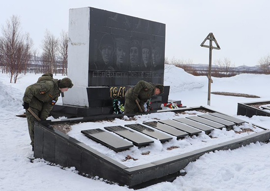 Мотострелки Северного флота прибрали территории мемориалов защитникам Отечества - «Минобороны»