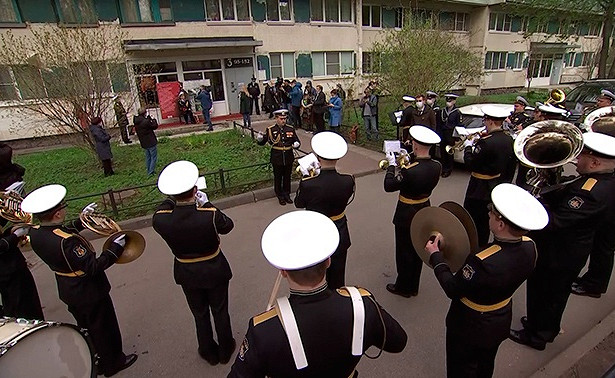 Парад для ветерана: в Петербурге военные провели праздничное шествие возле дома 101-летнего участника ВОВ. «Минобороны»