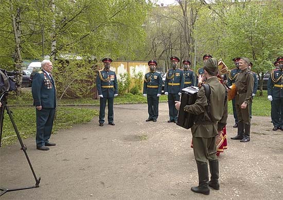 Песни военных лет и народные песни для ветерана-фронтовика исполнили артисты ЦДРА - «Минобороны»