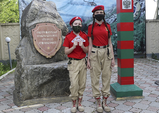 Российские юнармейцы в Таджикистане изготовили более 500 открыток к юбилею Победы - «Минобороны»