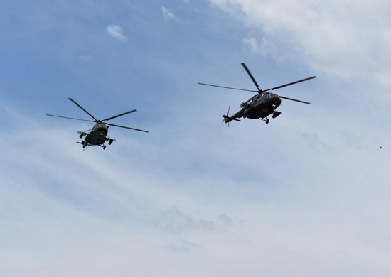 Российские вертолеты Ми-8 пролетели над расположением 201-й военной базы в Таджикистане - «Минобороны»