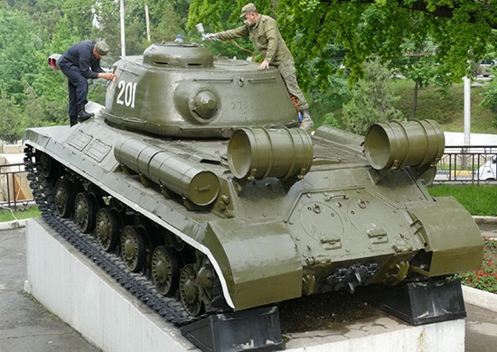 Российские военнослужащие в Таджикистане завершили реставрацию памятника танку ИС-2 - «Минобороны»