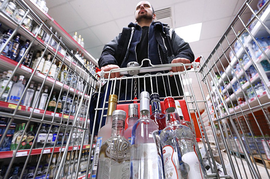 Сенаторы рекомендуют поднять возраст продажи алкоголя. «Совет Федерации»