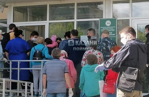 В Минздраве Татарстана объяснили, почему на крыльце поликлиники в Казани образовалась очередь. «Минздрав»