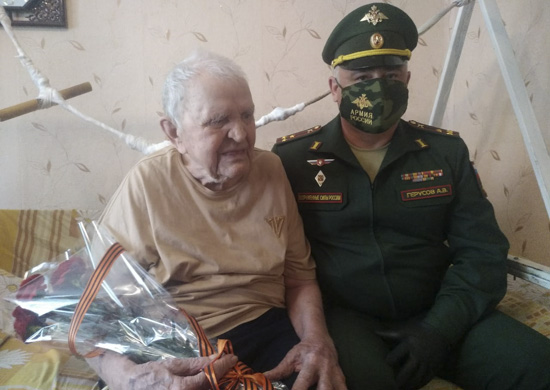 В Сальске военком поздравил ветерана с Днем Победы и днем рождения - «Минобороны»