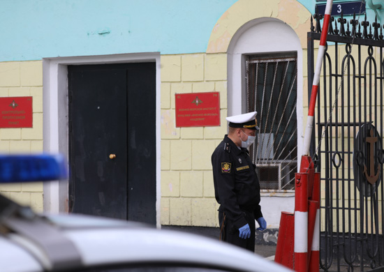 В Санкт-Петербурге военнослужащие войск РХБ защиты общевойсковой армии ЗВО провели специальную обработку территории Военно-морской академии - «Минобороны»