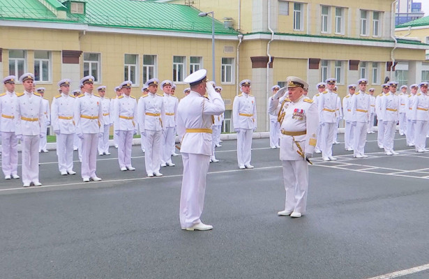 В Тихоокеанском высшем военно-морском училище прошла церемония выпуска офицеров ВМФ. «Минобороны»