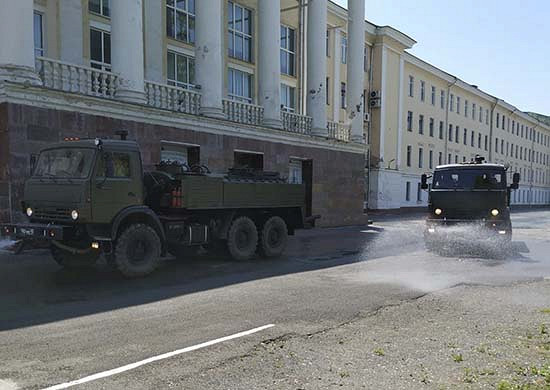 Во Владивостоке военнослужащие ТОФ провели дезинфекцию территории ТОВВМУ. «Минобороны»