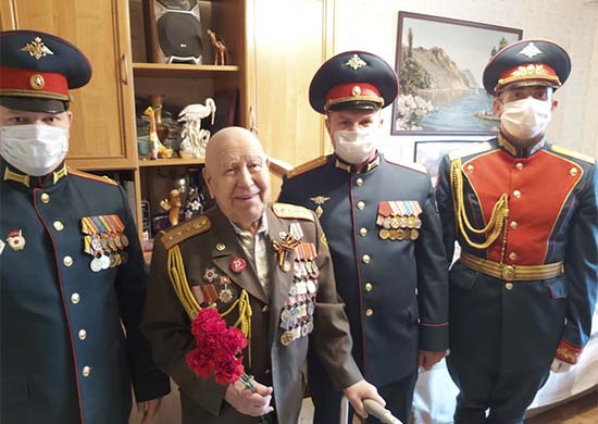 Военнослужащие ЦВО продолжают чествовать ветеранов Великой Отечественной войны - «Минобороны»