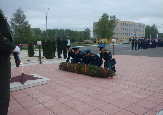 Военнослужащие инженерно-саперной бригады центрального подчинения возложили цветы к памятнику воинам-саперам 1-й гвардейской инженерной бригады специального назначения - «Минобороны»