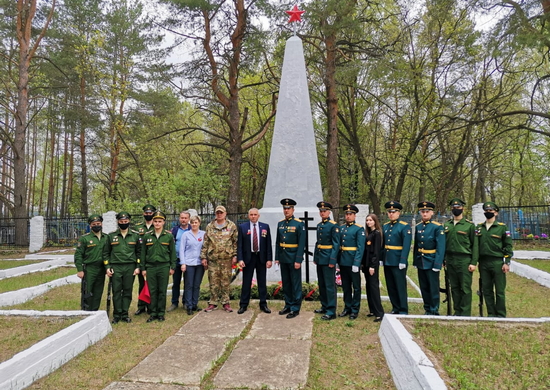 Военнослужащие инженерно-саперной бригады центрального подчинения возложили гирлянды и венки к монументу у братских могил - «Минобороны»