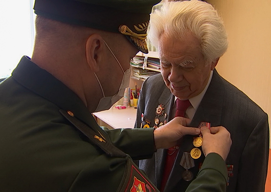Военнослужащие на Урале поздравили 99-летнего ветерана концертом и онлайн-авиапарадом - «Минобороны»