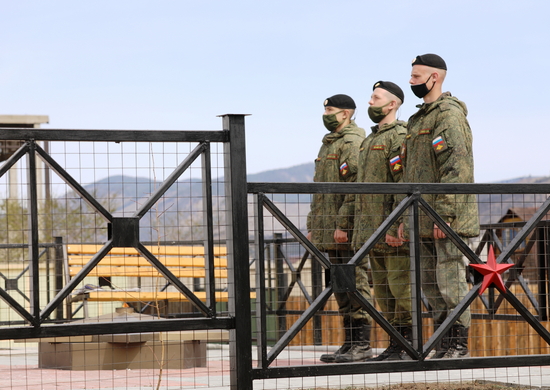 Военнослужащие ВВО в Бурятии восстановили памятник Героям Великой Отечественной войны - «Минобороны»