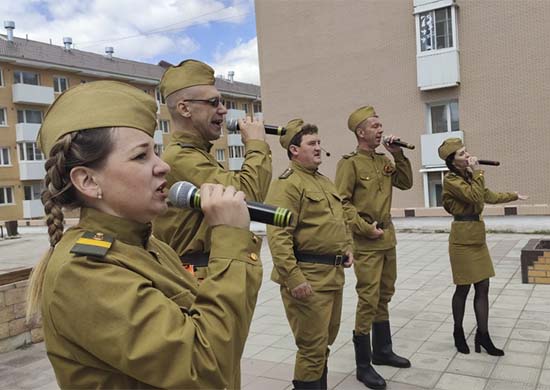 Военный ансамбль «Селенга» дал необычный концерт к 75-летию Победы, в спальном районе города Улан-Удэ находящиеся на самоизоляции - «Минобороны»