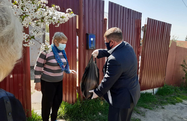 Волонтеры и в праздники продолжают помогать нуждающимся саратовцам. «Госдума»