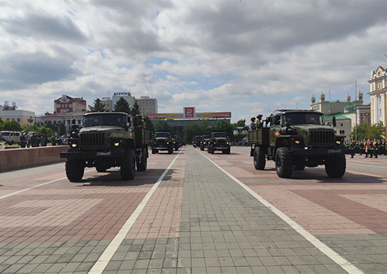 Более 1,2 тысяч военнослужащих ВВО приняли участие в генеральной репетиции военного парада на центральной площади города Улан-Удэ - «Минобороны»