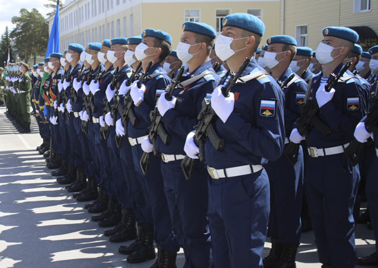 Более 500 военнослужащих и 50 единиц военной и специальной техники Ульяновского отдельного гвардейского соединения ВДВ представляют Воздушно-десантные войска на Параде Победы в Екатеринбурге и торжественном прохождении войск в Ульяновске - «Минобороны»