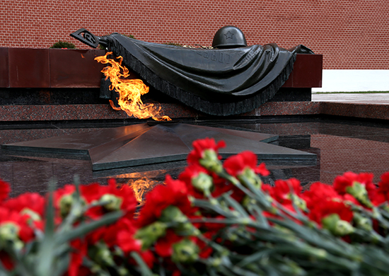 Члены Коллегии Минобороны России возложили цветы и венки к Могиле Неизвестного Солдата - «Минобороны»