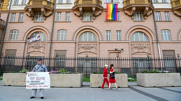 Gay mood. МИД иронично высказался о "радужном" флаге на посольстве США - «МИД России»