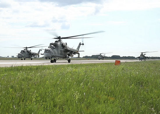 Летчики ЦВО завершили тренировки воздушной части парада Победы, который состоится 24 июня в Екатеринбурге - «Минобороны»