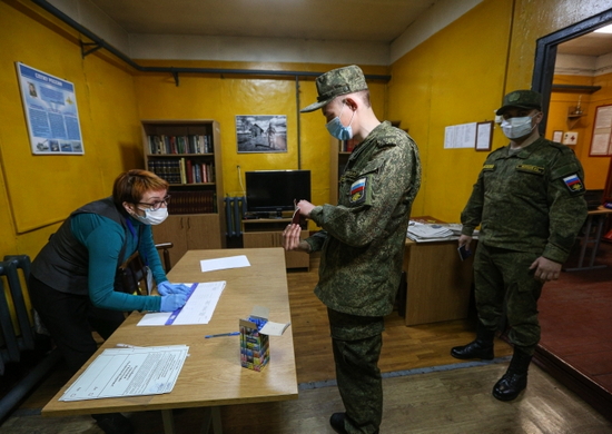 Маячники и военнослужащие дальних постов Северного флота на побережье Кольского полуострова проголосовали досрочно - «Минобороны»