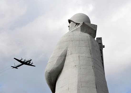 Над Мурманском прошла тренировка демонстрационного пролёта авиации, посвящённого 75-й годовщине Великой Победы - «Минобороны»