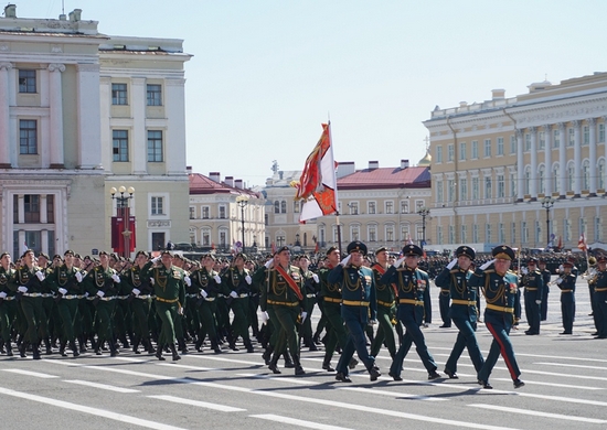 Офицеры и курсанты Михайловской военной артиллерийской академии приняли участие в парадах Победы в Москве и Санкт-Петербурге - «Минобороны»