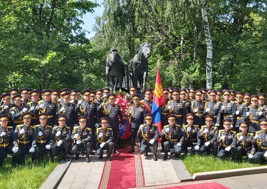 Посольство Монголии провело церемонию возложения цветов и венка к памятнику «По дорогам войны» - «Минобороны»