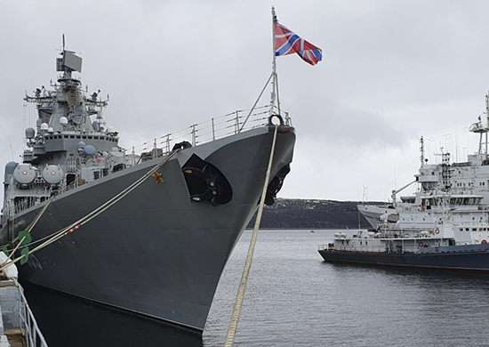 Ракетный крейсер «Маршал Устинов» выполнил учебно-боевые задачи в Баренцевом море и вернулся в Североморск - «Минобороны»