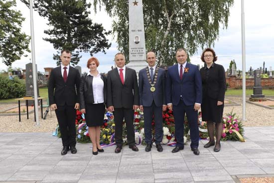 Торжественная церемония открытия мемориальных плит состоялась на почетном воинском захоронении красноармейцев в Чехии - «Минобороны»