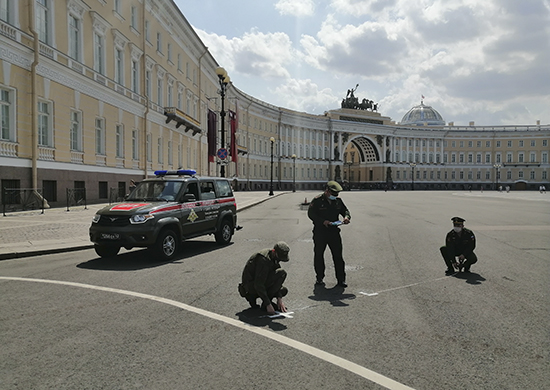 В Санкт-Петербурге нанесена временная дорожная разметка для ориентации экипажей механизированной колонны военного парада - «Минобороны»