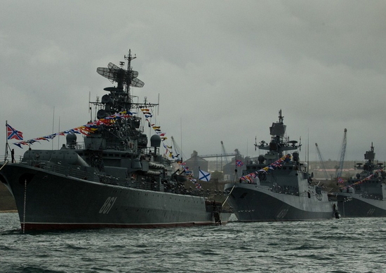 В Севастопольской бухте завершилось формирование парадного строя кораблей Черноморского флота - «Минобороны»