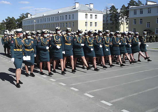 В военном параде в Екатеринбурге впервые примет участие взвод почетного караула из женщин - «Минобороны»