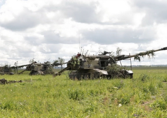 Артиллеристы ЦВО в Кузбассе уничтожили укрытия и бронетехнику условного противника - «Минобороны»